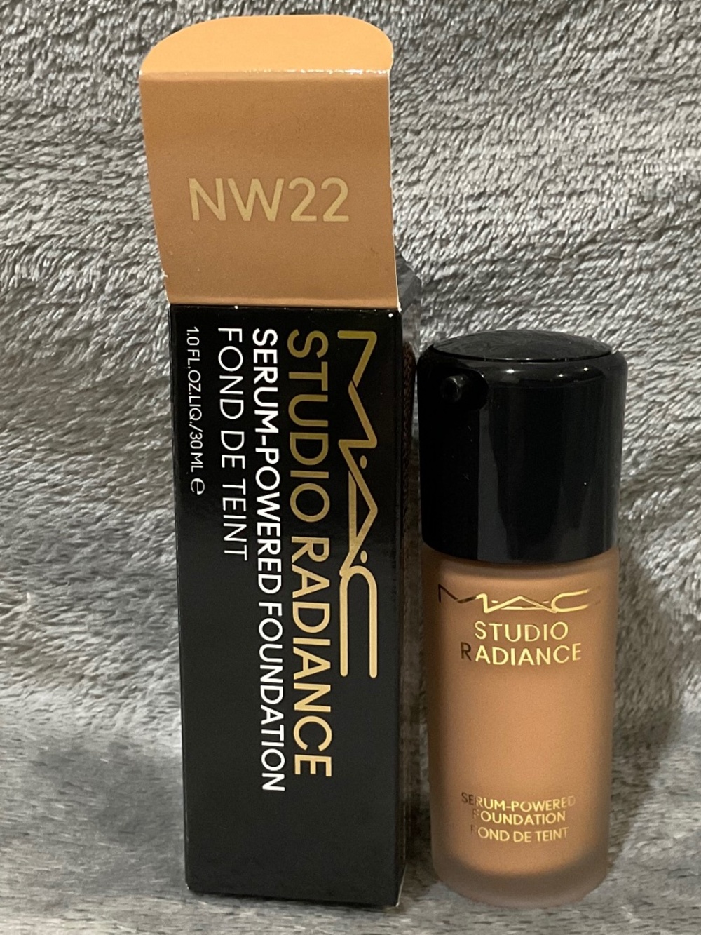 MAC studio radiance foundation NW22 NEW